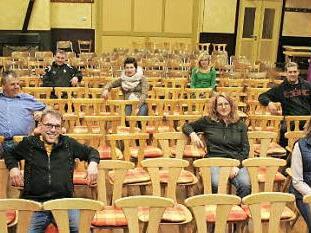 Die Birkacher Laienspieler haben schon mal im Aufführungssaal Platz genommen. Erste Vorstellung ist am Samstag. Foto: E.