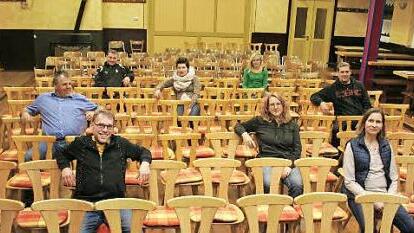 Die Birkacher Laienspieler haben schon mal im Aufführungssaal Platz genommen. Erste Vorstellung ist am Samstag. Foto: E.