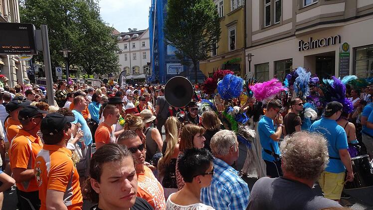 Erste Impressionen vom Samba-Umzug durch die Coburger InnenstadtFoto: Jochen Berger