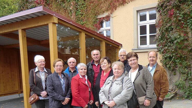 Am einstigen "Tatort Schule" besichtigten die Teilnehmer gleich die verlegte Bushaltestelle mit der neuen Unterstellmöglichkeit. Foto: Anton Then
