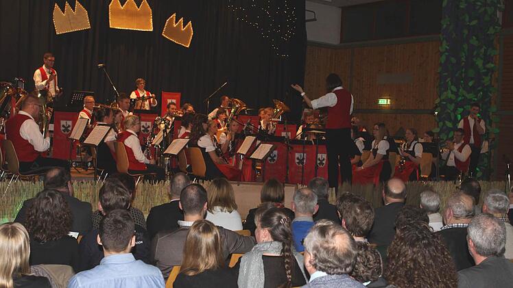In starker Besetzung mit drei neuen Pauken ausgestattet, zeigte der Musikverein Zeyern beim Dreikönigskonzert eine bravouröse Leistung.  Foto: Michael Wunder