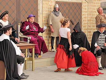 Der Prozess endet für Esmeralda (Elke Thomas) mit einem Todesurteil. Die Richter kennen kein Erbarmen. Foto: Dieter Britz