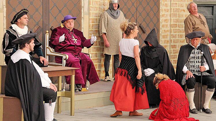 Der Prozess endet für Esmeralda (Elke Thomas) mit einem Todesurteil. Die Richter kennen kein Erbarmen. Foto: Dieter Britz