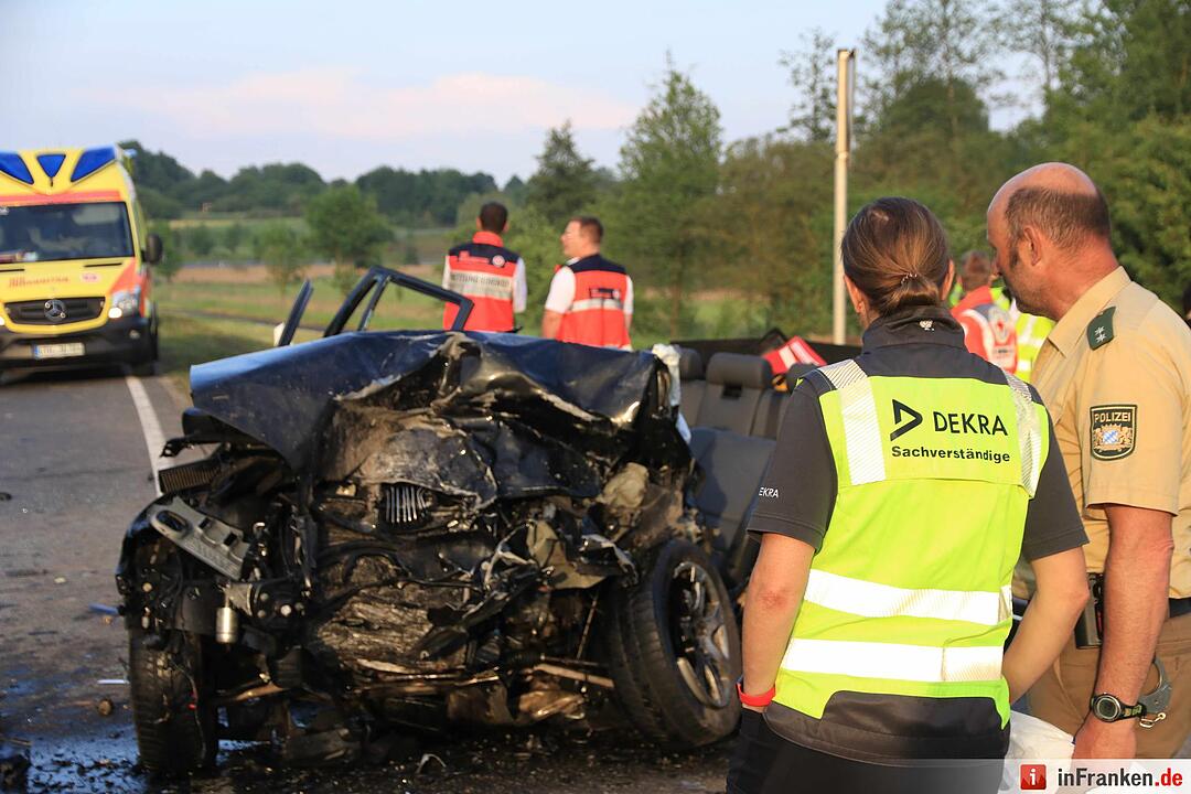 Großeibstadt: Tödlicher Unfall - Autos kollidieren frontal