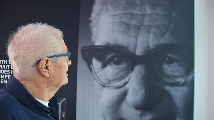 Zwei Gründer: Georg Hetzler vor dem Bild von Rudolf Dassler