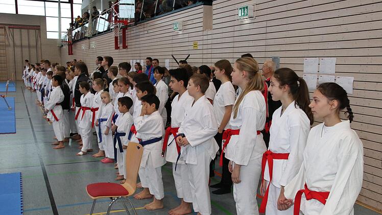 Gespannt blickten die Aktiven bei der Siegerehrung und spendeten viel Applaus für die siegreichen Karatekas.