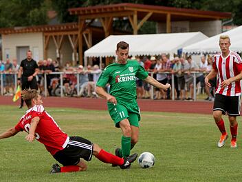 Endstation: Eltmanns Spielertrainer Matthias Strätz (links) klärt mit einer beherzten Grätsche gegen den Sander Philipp Markof.  Fotos: Günther Geiling