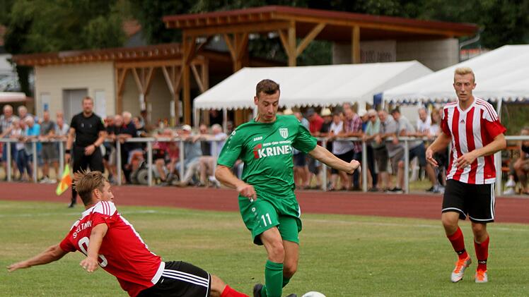 Endstation: Eltmanns Spielertrainer Matthias Strätz (links) klärt mit einer beherzten Grätsche gegen den Sander Philipp Markof.  Fotos: Günther Geiling