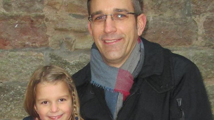 Vorsitzender Micha Strauß mit Tochter Amelie, die heuer die Spenden im Zylinder sammelten.