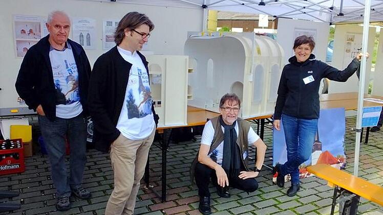 Dieter Goebel vom Kirchenvorstand, Pfarrer Wilfried Lechner-Schmidt, Architekt Helmut Kwasny und die Künstlerin Meide Büdel (v. l.) präsentierten das Modell der neu gestalteten Kirche.   Foto: Richard Sänger