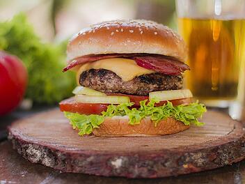 Je nach Belag können Burger zu wahren Kalorienbomben werden.
