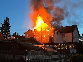 Großeinsatz in Kronach: Dachstuhl brennt lichterloh