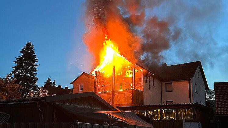 Großeinsatz in Kronach: Dachstuhl brennt lichterloh