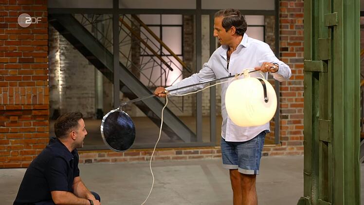 Julian Schmitz-Avila f&uuml;hlte sich eher an einen Zahnarztbesuch erinnert. Trotzdem kaufte er die Leuchte f&uuml;r 200 Euro.