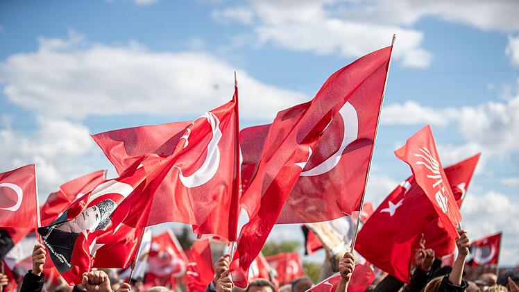 CHP-Anh&auml;nger schwenken t&uuml;rkische Flaggen