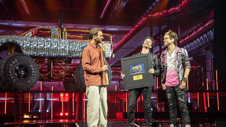 Andreas (Mitte) und Chris Ehrlich (rechts) verraten dem Psychologen Leon Windscheid (links), wie sie damit umgehen, dass sie nicht nur das Privatleben, sondern auch die Karriere teilt.