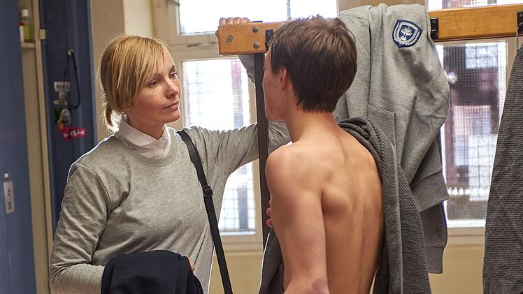Die unter dem Decknamen Karla Parker als Lehrerin ins Internat geschleuste Ermittlerin (Nadja Uhl) l&auml;sst sich von den Sch&uuml;lern (Valentino Fortuzzi) nicht auf der Nase herumtanzen.