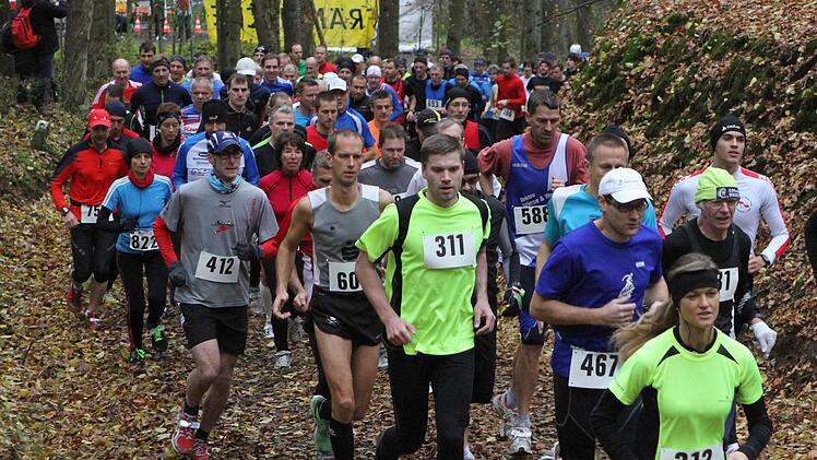 Der Start zum Halbmarathon mit dem tschechischen Läufer Novotny (311).