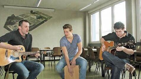 Die drei Jungs von Kimm machen mit Leidenschaft Musik.