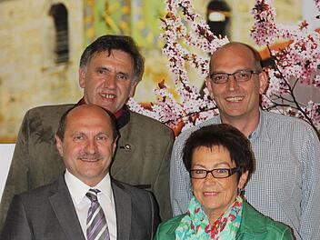 Bürgermeister Wolfgang Fees (vorne) verabschiedete zusammen mit seinem bisherigen Vize und Amtsnachfolger Oswald Siebenhaar (hinten links) Elisabeth Krems (sechs Jahre im Gemeinderat) und Hans Böhmer (zwölf Jahre im Rat). Foto: fra-press