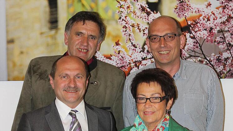 Bürgermeister Wolfgang Fees (vorne) verabschiedete zusammen mit seinem bisherigen Vize und Amtsnachfolger Oswald Siebenhaar (hinten links) Elisabeth Krems (sechs Jahre im Gemeinderat) und Hans Böhmer (zwölf Jahre im Rat). Foto: fra-press