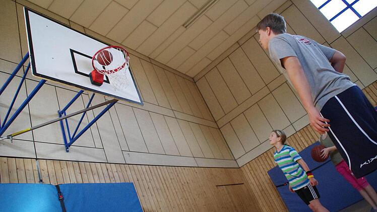 In der Halle der Turnerschaft spielten die Schüler der vierten Klassen Basketball. Foto: Marco Meißner