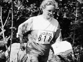 Mit Kompass und Karte: Orientierungslauf war die große Leidenschaft von Katharina Blumensaat. Vier Mal wurde sie in dieser Sportart Deutsche Meisterin. Foto: Fritz Blumensaat