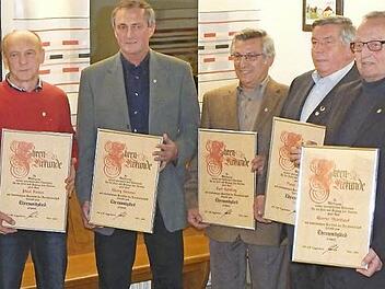 Die neuen Ehrenmitglieder der DJK Eggolsheim (von links): Paul Kraus, Georg Grasser, Karl Schilling, Hans Schilling und Werner Starklauf.  Foto: Mathias Erlwein