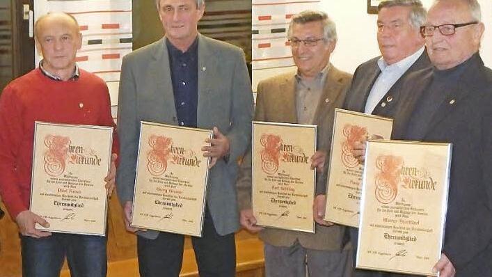 Die neuen Ehrenmitglieder der DJK Eggolsheim (von links): Paul Kraus, Georg Grasser, Karl Schilling, Hans Schilling und Werner Starklauf.  Foto: Mathias Erlwein
