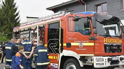 Bürgermeister Udo Döhler (Bild oben, rechts) übergibt den symbolischen Schlüssel an den Zweiten Kommandanten Peter Puff. Im Anschluss an den offiziellen Teil besichtigten die Besucher die neue Errungenschaft der Feuerwehr Dörfles-Esbach . Fotos: Gabi Arnold