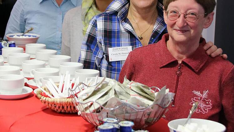 Die Versorgung der Besucher organisierten (von rechts) Monika Leupold, Carola Maedler-Pietzsch, Beate Dörfner und Inge Morschhäuser. Foto: Paul Ziegler
