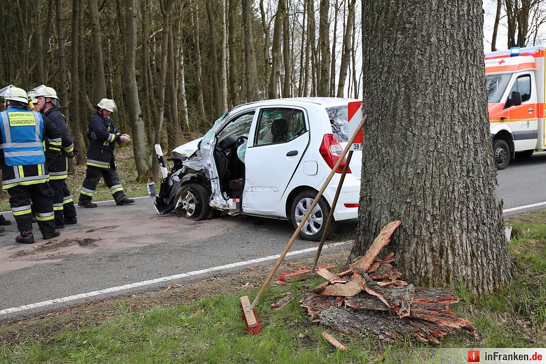 18-jähriger Autofahrer prall bei Konradsreuth gegen Baum
