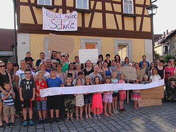 Viele Eltern und Schüler äußerten ihren Protest gegen die geplante Verlegung der Schule. Foto: Günther Geiling