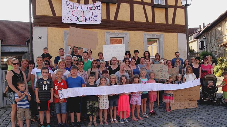 Viele Eltern und Schüler äußerten ihren Protest gegen die geplante Verlegung der Schule. Foto: Günther Geiling