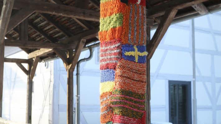 Auch jetzt noch ist der "braune Pfosten" bunt.  Fotos: Barbara Herbst