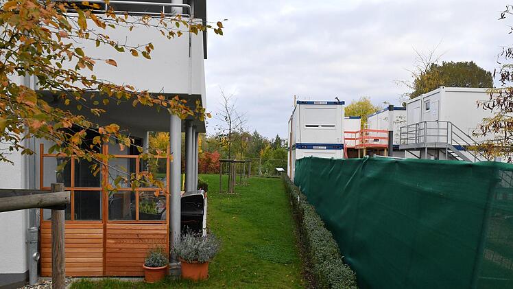 Nach Anwohnerbeschwerden auf der Erba-Insel reagiert das Bauordnungsamt: Die zum Teil doppelstöckigen Container der Baufirma stünden zu nahe an den Grundstücken der Nachbarschaft. Foto: Ronald Rinklef