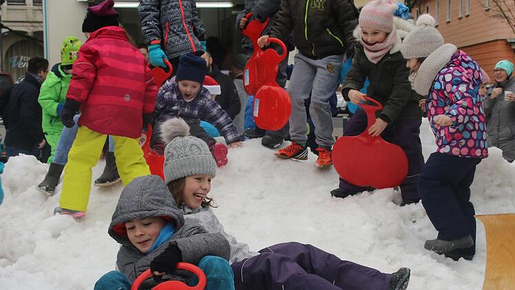 Die Kinder aus Bad Rodach  hatten ihren Spaß im Schnee. Wie Sebastian und Lia (Vordergrund) beweisen.