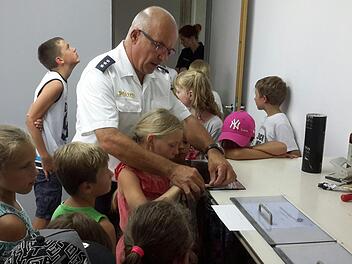 Zur erkennungsdienstlichen Behandlung von Verdächtigen gehört der Fingerabdruck. Beim Ferienprogramm in der Brückenauer Polizeiinspektion konnte jeder einmal probieren, wie das abläuft.Rolf Pralle