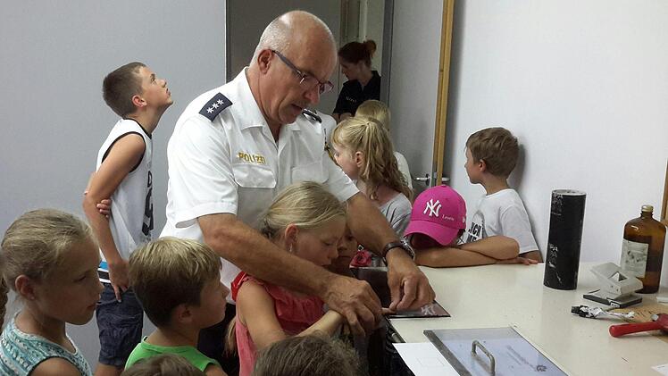 Zur erkennungsdienstlichen Behandlung von Verdächtigen gehört der Fingerabdruck. Beim Ferienprogramm in der Brückenauer Polizeiinspektion konnte jeder einmal probieren, wie das abläuft.Rolf Pralle