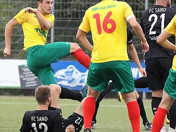 Simon Allgaier (l.) knallt im Gewühl vor dem Tor den Ball in den Winkel. Fotos: sportpress