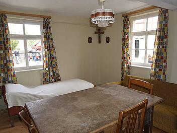 Die gute Stube der Schäferei wurde so dargestellt, wie sie es in den 1960er Jahren ausgesehen haben mag. Foto: Marion Eckert