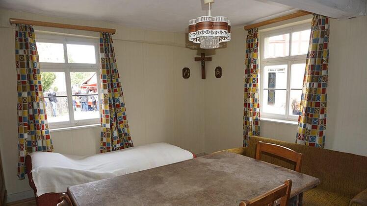 Die gute Stube der Schäferei wurde so dargestellt, wie sie es in den 1960er Jahren ausgesehen haben mag. Foto: Marion Eckert