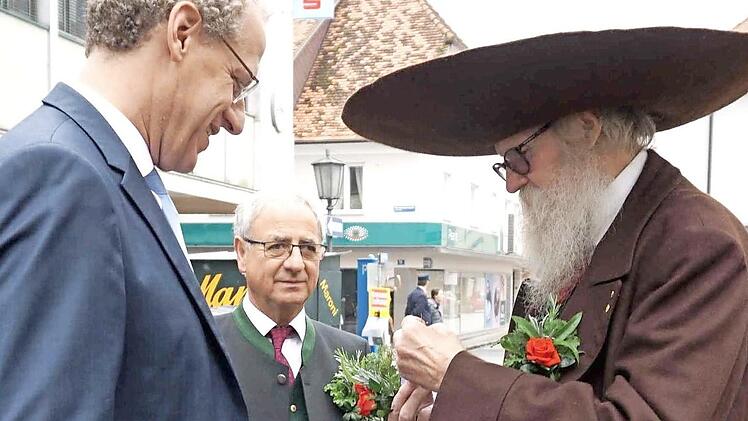 German Hacker bekam von Manfred Ragger ein Sträußchen angesteckt, im Hintergrund Hans-Peter Schlagholz.