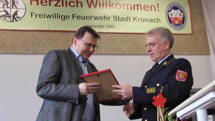 Bernd Liebhardt erhält das Feuerwehrehrenzeichen des Kreisfeuerwehrverbandes in Silber.Veronika Schadeck
