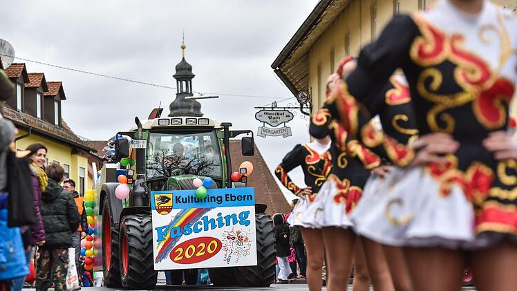 Der Eberner Gaudiwurm trotzte dem trüben Wetter und versprühte tolle Faschingsstimmung. Foto: Ryan Evans