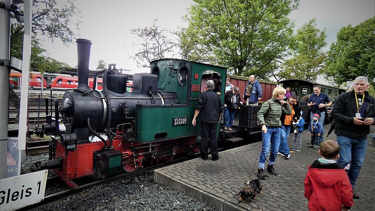 Die Kleinbahn war am Wochenende pausenlos im Einsatz und zog besonders die Kinder zum Mitfahren an.