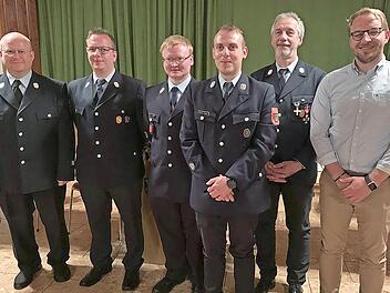 Die beiden neuen Kommandanten Daniel Hoch und Marcel Grebner mit dem Ehrenkommandanten Stefan Gareis (ab Dritter von links), hier mit (von links) KBM J&ouml;rg Greser, dem Wallenfelser Kommandanten Ronny Reuther und 2. B&uuml;rgermeister Sven Hofmann