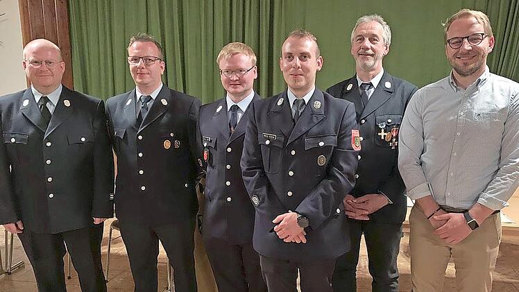 Die beiden neuen Kommandanten Daniel Hoch und Marcel Grebner mit dem Ehrenkommandanten Stefan Gareis (ab Dritter von links), hier mit (von links) KBM J&ouml;rg Greser, dem Wallenfelser Kommandanten Ronny Reuther und 2. B&uuml;rgermeister Sven Hofmann