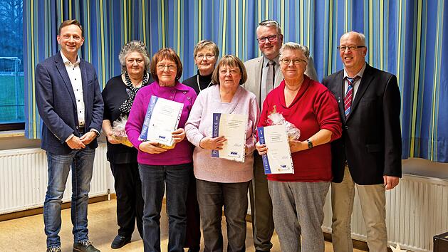 Bei der vorweihnachtlichen Feier des VdK-Ortsverbands Schwarzach/Schmeilsdorf (von links): Robert Bosch, Helga Barczyk, Elfriede Heierth, Elisabeth Müller-Klute, Christine Rauh, Marc Benker, Kerstin Pistor und Dieter Seuß