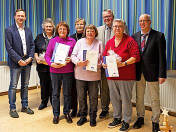 Bei der vorweihnachtlichen Feier des VdK-Ortsverbands Schwarzach/Schmeilsdorf (von links): Robert Bosch, Helga Barczyk, Elfriede Heierth, Elisabeth Müller-Klute, Christine Rauh, Marc Benker, Kerstin Pistor und Dieter Seuß